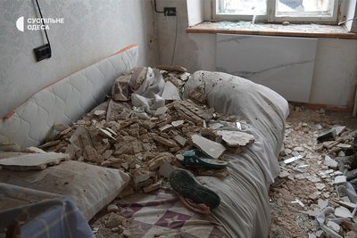 Обвал частини будинку, пошкоджені квартири та вибиті вікна: фото наслідків атаки РФ на Одесу