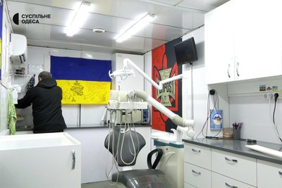 Лікар-стоматолог Андрій Колісніченко у дентамобілі Лікар-стоматолог Андрій Колісніченко у дентамобілі