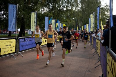 У Києві відбувся забіг на підтримку українських полонених за участі історика Тімоті Снайдера У Києві відбувся забіг на підтримку українських полонених за участі історика Тімоті Снайдера