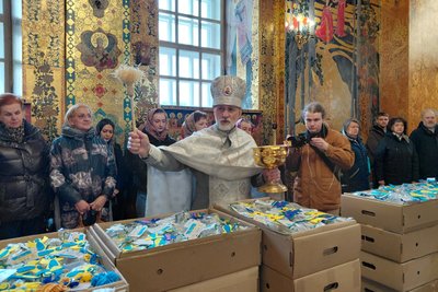 Великдень на фронт — у Житомирі освятили паски для українських воїнів