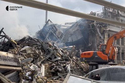 Зруйнована під час нічної атаки адмінбудівля в Одесі