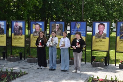 Герої житимуть, поки житиме пам'ять про них: у громаді на Житомирщині відкрили Алею Героїв Герої житимуть, поки житиме пам'ять про них: у громаді на Житомирщині відкрили Алею Героїв
