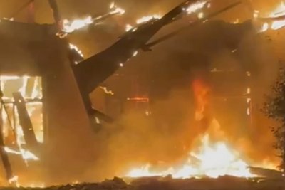 У Сумах сталася масштабна пожежа та є поранені через російську атаку У Сумах сталася масштабна пожежа та є поранені через російську атаку