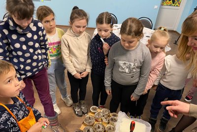 "Подаруй тепло" захисникам: вінницькі школярі виготовляють окопні свічки "Подаруй тепло" захисникам: вінницькі школярі виготовляють окопні свічки