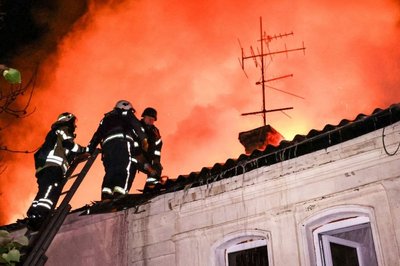 Пожежа у приватному будинку після російського удару по Основ'янському району Харкова Пожежа у приватному будинку після російського удару по Основ'янському району Харкова