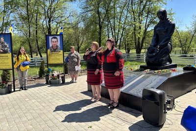 Увіковічнили подвиг захисників-односельчан: у громаді на Житомирщині відкрили Алею Героїв Увіковічнили подвиг захисників-односельчан: у громаді на Житомирщині відкрили Алею Героїв