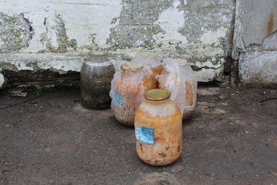 На дамбі окупанти лишили консервацію На дамбі окупанти лишили консервацію