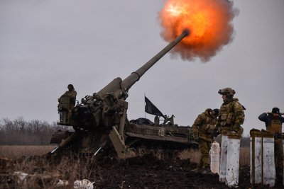 Українські артилерійські команди обстрілюють позиції росіян неподалік Бахмуті з самохідних гармат "Піон". Артилерія продовжує відігравати значну роль у війні проти російських військ на Донбасі. Українські артилерійські команди обстрілюють позиції росіян неподалік Бахмуті з самохідних гармат "Піон". Артилерія продовжує відігравати значну роль у війні проти російських військ на Донбасі.