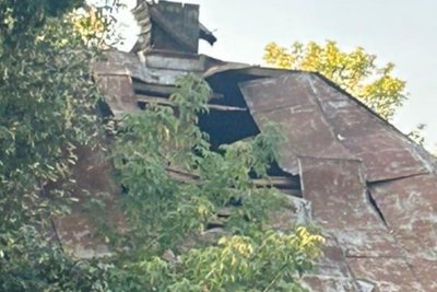 Пошкоджений дах будинку у Золочеві через російський удар