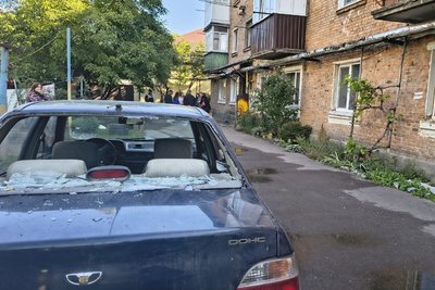 «Скло все летіло, люди кричали — дуже страшно», — місцеві жителі про наслідки нічної атаки в Житомирі «Скло все летіло, люди кричали — дуже страшно», — місцеві жителі про наслідки нічної атаки в Житомирі