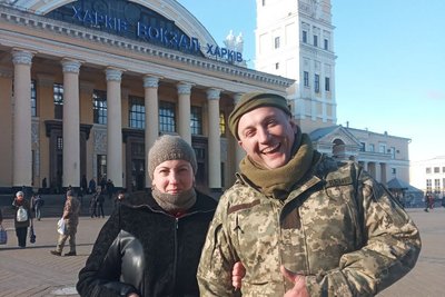 Андрій і Яна біля харківського вокзалу Андрій і Яна біля харківського вокзалу