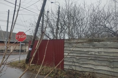 Обірвані дроти та повалені стовпи на вулиці Житомира — ремонтні бригади не приїжджають більше місяця Обірвані дроти та повалені стовпи на вулиці Житомира — ремонтні бригади не приїжджають більше місяця