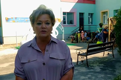 На Хмельниччині діти в садочку плетуть маскувальні сітки для військових