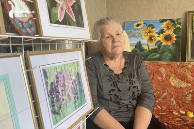 Малює ногами: на Одещині художниця з ДЦП продає свої картини та допомагає ЗСУ