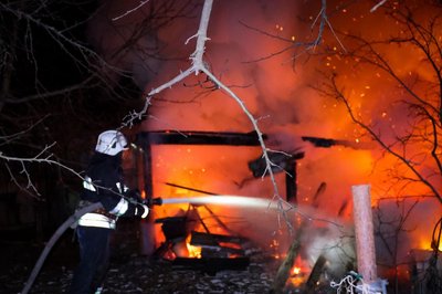 Рятувальник гасить пожежу, що виникла внаслідок удару РФ по Шевченківському району Харкова, 10 березня 2026 року Рятувальник гасить пожежу, що виникла внаслідок удару РФ по Шевченківському району Харкова, 10 березня 2026 року