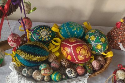 Створює писанки зі страусових яєць: майстриня з Рівненщини розповіла про своє хобі