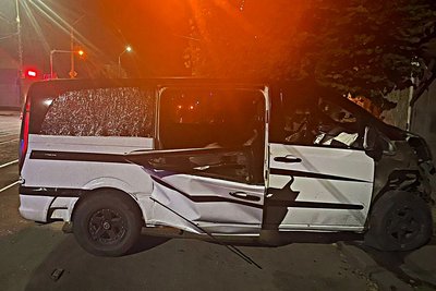 У середмісті Житомира легковик в'їхав у будинок: є загиблий та травмовані У середмісті Житомира легковик в'їхав у будинок: є загиблий та травмовані