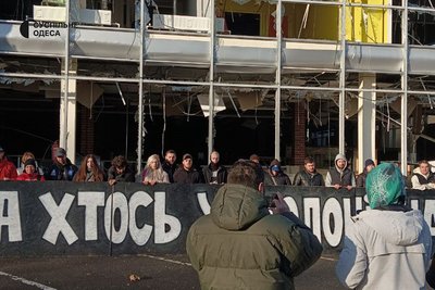 Люди вийшли відновлювати надпис про військовополонених на будівлі, зруйнованій під час російської атаки Люди вийшли відновлювати надпис про військовополонених на будівлі, зруйнованій під час російської атаки