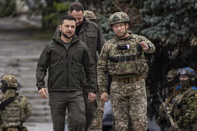 Володимир Зеленський (ліворуч) та командувач Сухопутних військ України Олександр Сирський Володимир Зеленський (ліворуч) та командувач Сухопутних військ України Олександр Сирський