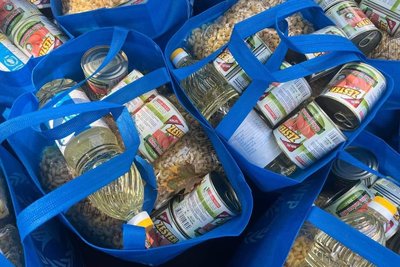 У Миколаєві безробітним видали понад 1 100 продуктових наборів У Миколаєві безробітним видали понад 1 100 продуктових наборів