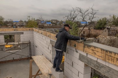 Микола Андрєєв відновлює свій зруйнований будинок Микола Андрєєв відновлює свій зруйнований будинок