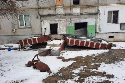Я тут народилася. Жителька селища на Миколаївщині живе у напівзруйнованоому будинку