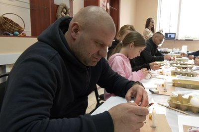 У Луцьку військові і їх рідні розписували великодні писанки У Луцьку військові і їх рідні розписували великодні писанки