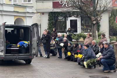 У Луцьку попрощалися з 32-річним солдатом Сергієм Мацюком У Луцьку попрощалися з 32-річним солдатом Сергієм Мацюком