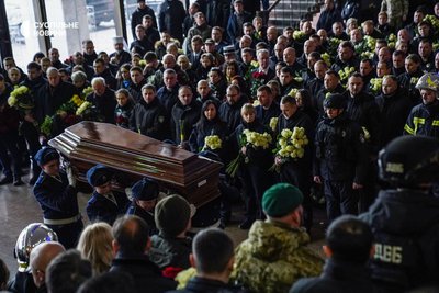 Труни із загиблими керівниками МВС заносять у залу Українського дому, де відбулась церемонія прощання із загиблими в авіакатастрофі у Броварах, Київ, 21 січня 2023 року.