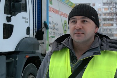 Водій сміттєвоза Микола Левін, який з окупації тікав через Європу, працює на Північній Салтівці у Харкові Водій сміттєвоза Микола Левін, який з окупації тікав через Європу, працює на Північній Салтівці у Харкові