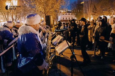 У центрі Одеси відкрили новорічну ялинку