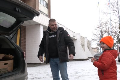 У Харкові шестирічний волонтер роздає гарячі обіди та гуманітарну допомогу У Харкові шестирічний волонтер роздає гарячі обіди та гуманітарну допомогу