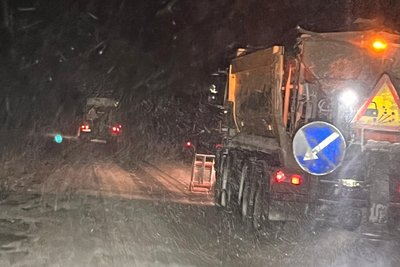 Через снігопад у Житомирі та області прибирають дороги й вулиці Через снігопад у Житомирі та області прибирають дороги й вулиці