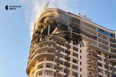 «Ми йшли по склу»: мешканці багатоповерхівки в Одесі про удар РФ «Ми йшли по склу»: мешканці багатоповерхівки в Одесі про удар РФ