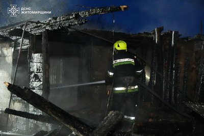 Нічна пожежа на Житомирщині — загинули мама та двоє її неповнолітніх дітей Нічна пожежа на Житомирщині — загинули мама та двоє її неповнолітніх дітей