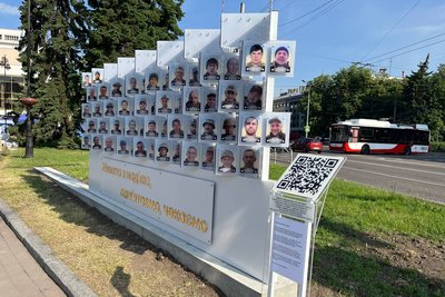 "Місто має знати": як у Луцьку світлини потрапляють на фотостенд зниклих і полонених бійців "Місто має знати": як у Луцьку світлини потрапляють на фотостенд зниклих і полонених бійців