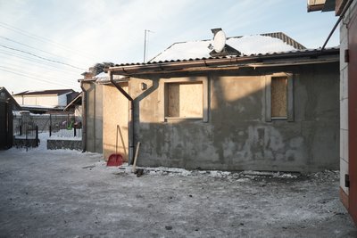 Жителі Старого Села відновлюють домогосподарство після атаки РФ Жителі Старого Села відновлюють домогосподарство після атаки РФ