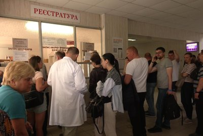 Пів дня у черзі, аби записатися на прийом до лікаря: пацієнти скаржаться на роботу Хмельницької обласної поліклініки Пів дня у черзі, аби записатися на прийом до лікаря: пацієнти скаржаться на роботу Хмельницької обласної поліклініки