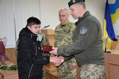 На Вінниччині родині загиблого прикордонника вручили нагороду На Вінниччині родині загиблого прикордонника вручили нагороду