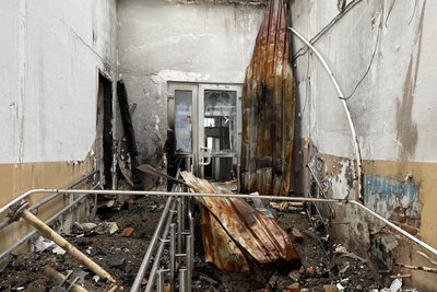Вхід у зруйновану росіянами поліклініку в Ізюмі Вхід у зруйновану росіянами поліклініку в Ізюмі