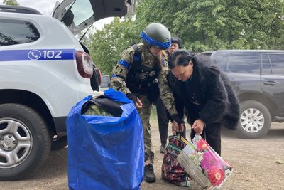 Вовчанськ: поліція допомагає з речами під час евакуації Вовчанськ: поліція допомагає з речами під час евакуації