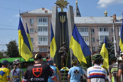 Гроші для жителів Херсонщини: через Житомирську область проїжджали учасники благодійної велогонки Гроші для жителів Херсонщини: через Житомирську область проїжджали учасники благодійної велогонки
