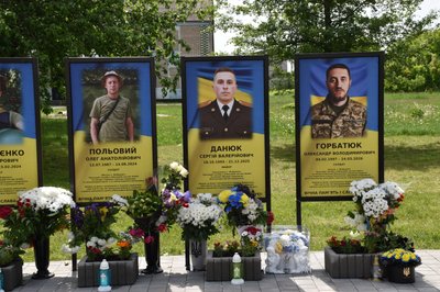 Герої житимуть, поки житиме пам'ять про них: у громаді на Житомирщині відкрили Алею Героїв Герої житимуть, поки житиме пам'ять про них: у громаді на Житомирщині відкрили Алею Героїв