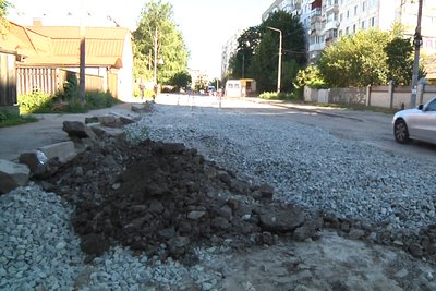 У Житомирі містяни нарікають на розриту ділянку дороги, через яку не ходить маршрутка — що обіцяють у водоканалі У Житомирі містяни нарікають на розриту ділянку дороги, через яку не ходить маршрутка — що обіцяють у водоканалі