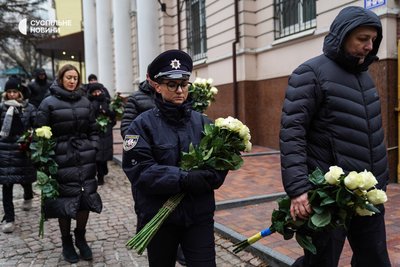 Колеги поліцейські йдуть пішою ходою від будівлі Міністерства внутрішніх справ України до Українського дому, де відбулось прощання, щоб вшанувати пам'ять керівників МВС, які загинули в авіакатастрофі у Броварах, Київ, 21 січня 2023 року.