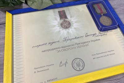 Синові полеглого бійця з Вінниччини передали посмертну нагороду батька Синові полеглого бійця з Вінниччини передали посмертну нагороду батька