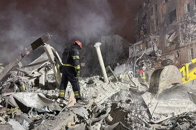 Наслідки російського удару по багатоповерхівці в Київському районі Харкова, 2 січня 2026 року Наслідки російського удару по багатоповерхівці в Київському районі Харкова, 2 січня 2026 року