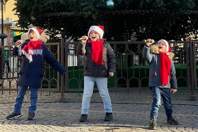 У Мукачеві колядники зібрали майже 26 тисяч гривень на дрони для ЗСУ У Мукачеві колядники зібрали майже 26 тисяч гривень на дрони для ЗСУ