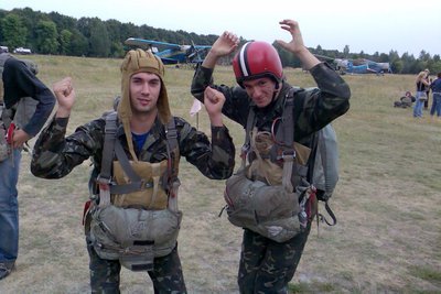 Житомирянин зробив понад 30 стрибків із парашутом: як це було Житомирянин зробив понад 30 стрибків із парашутом: як це було
