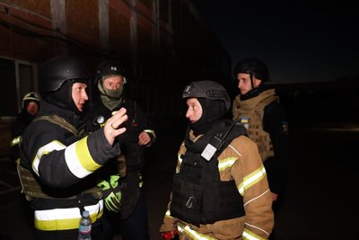Рятувальники під час гасіння пожежі у Безлюдівській громаді Рятувальники під час гасіння пожежі у Безлюдівській громаді